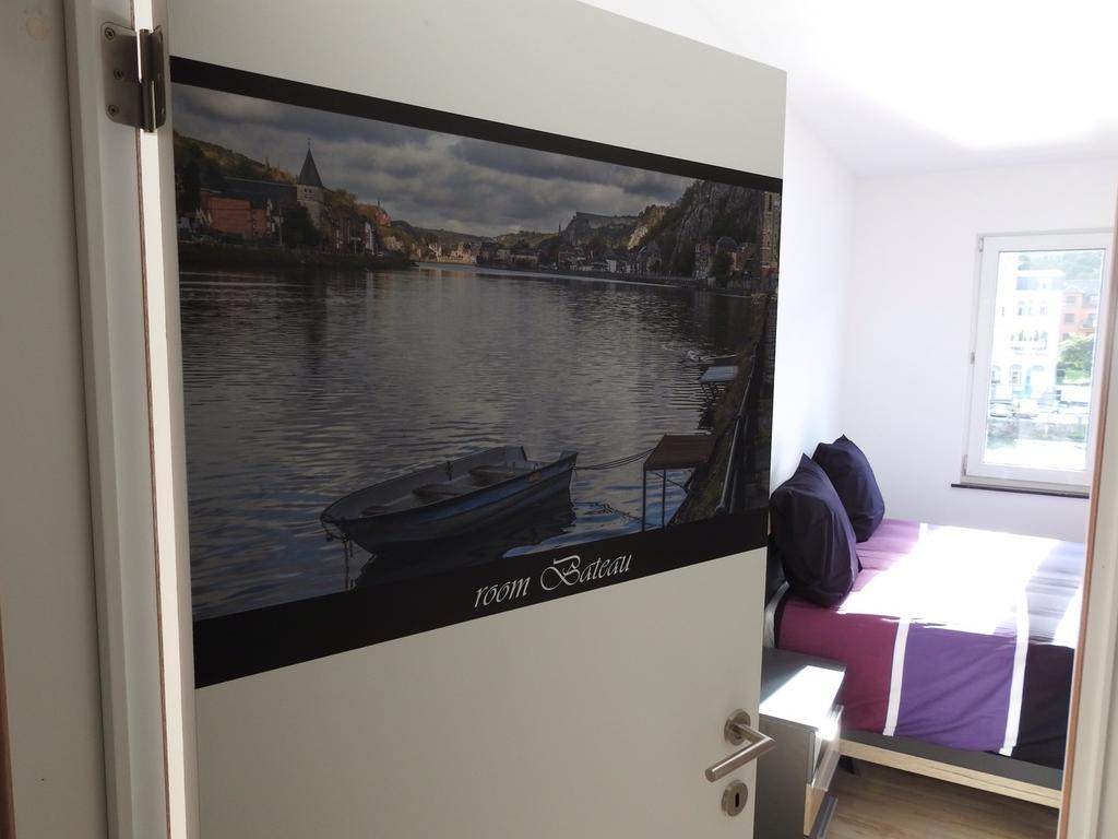 Les Voisins De Mr Sax Otel Dinant Oda fotoğraf