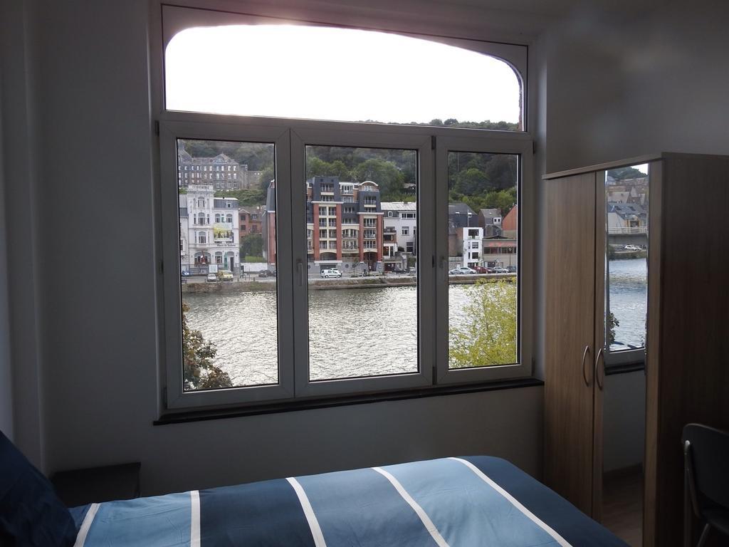 Les Voisins De Mr Sax Otel Dinant Oda fotoğraf