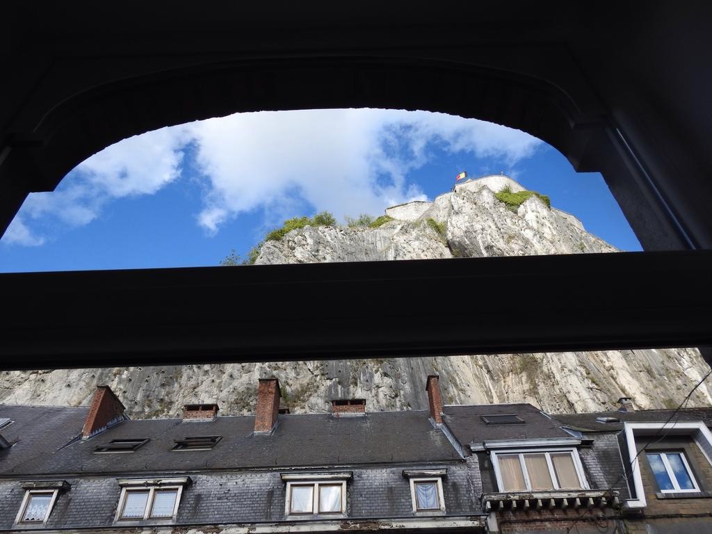 Les Voisins De Mr Sax Otel Dinant Oda fotoğraf