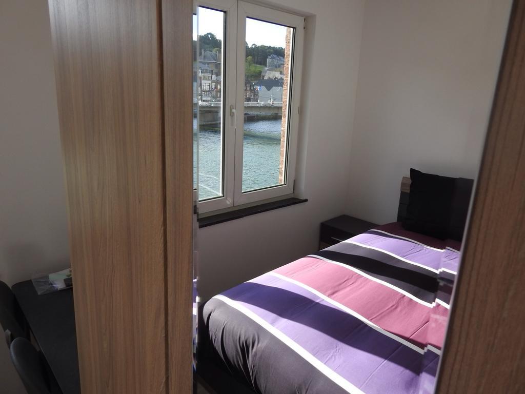 Les Voisins De Mr Sax Otel Dinant Oda fotoğraf