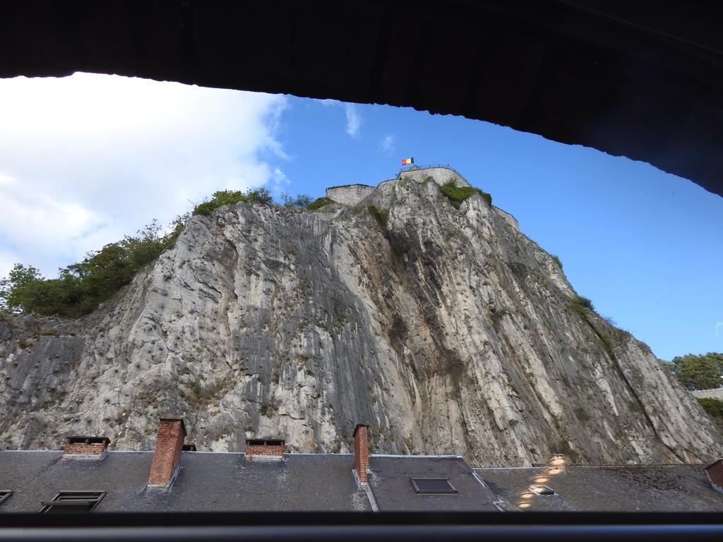 Les Voisins De Mr Sax Otel Dinant Oda fotoğraf